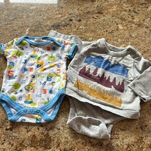 Baby Gap & cutie pie set of stretch jersey boy onesies. 0-3 months. 100% cotton.